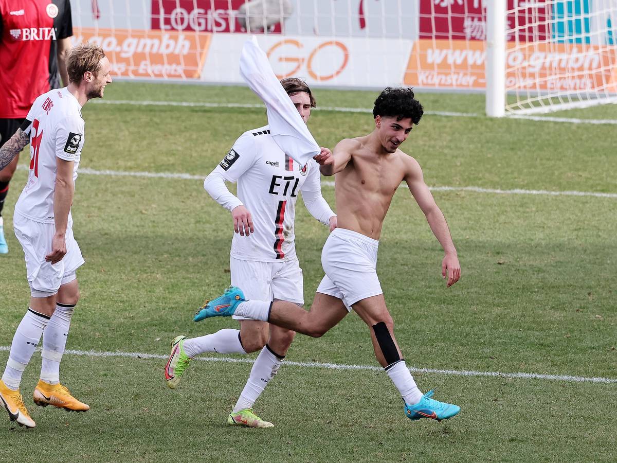 Jubel nach seinem Tor zum 2:1 von Youssef Amyn.