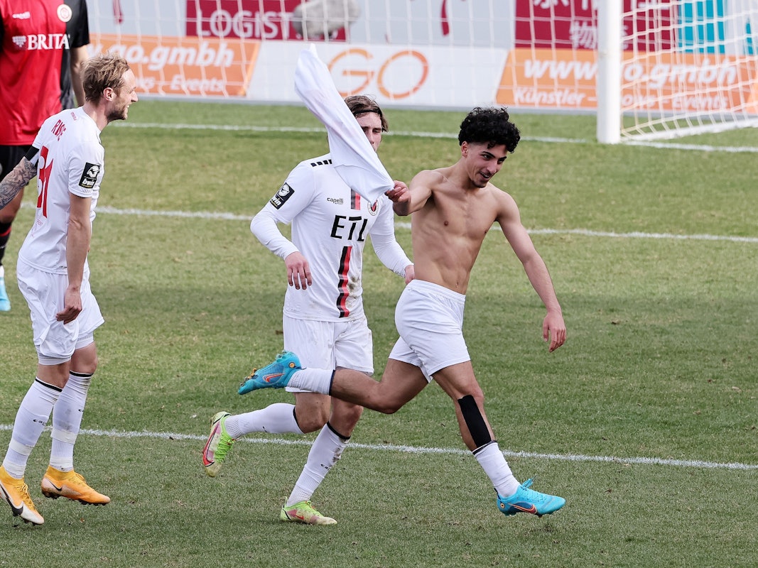 Jubel nach seinem Tor zum 2:1 von Youssef Amyn.
