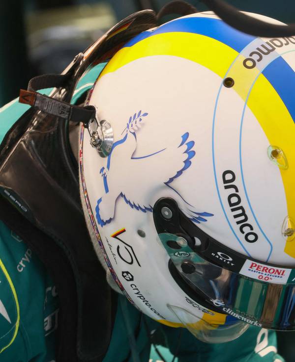 Sebastian Vettel trägt seinen Friedens-Helm in Bahrain.