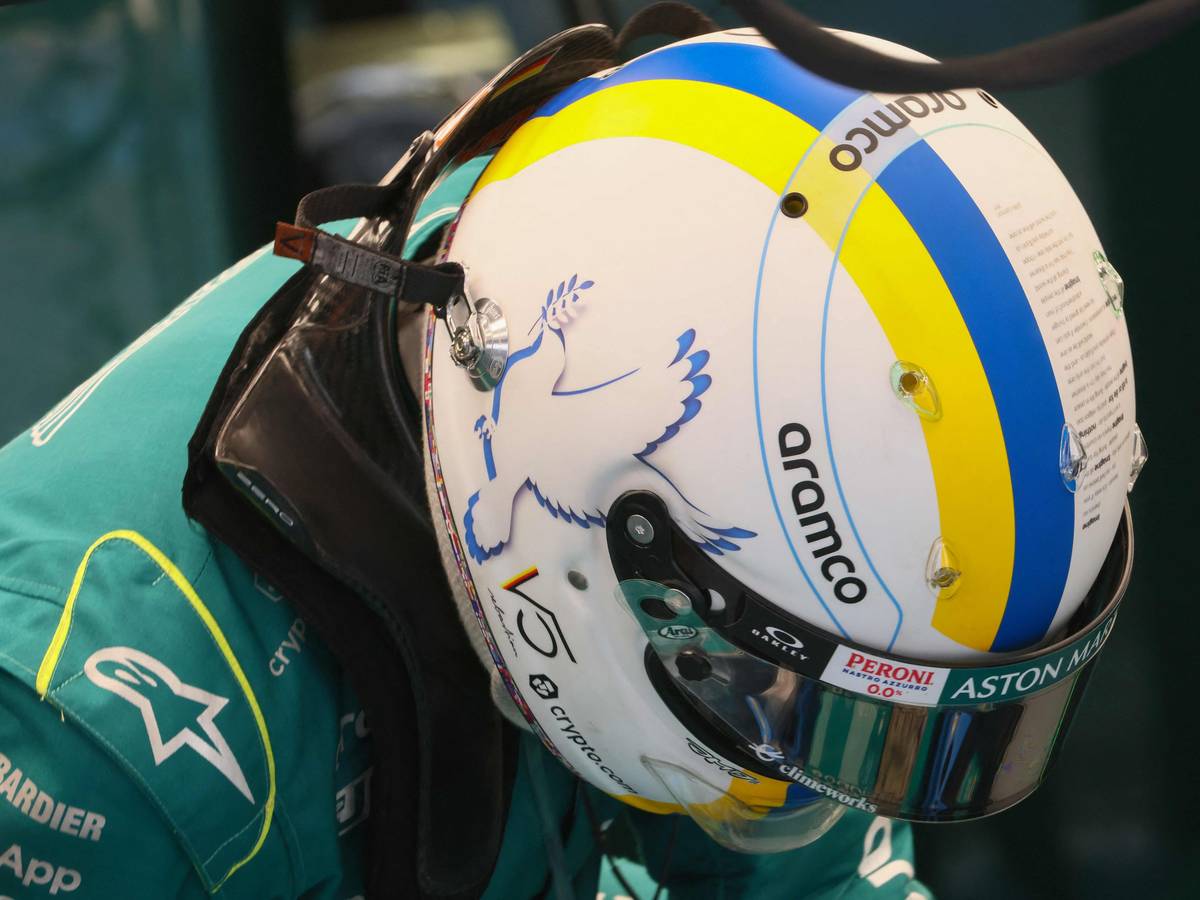 Sebastian Vettel trägt seinen Friedens-Helm in Bahrain.