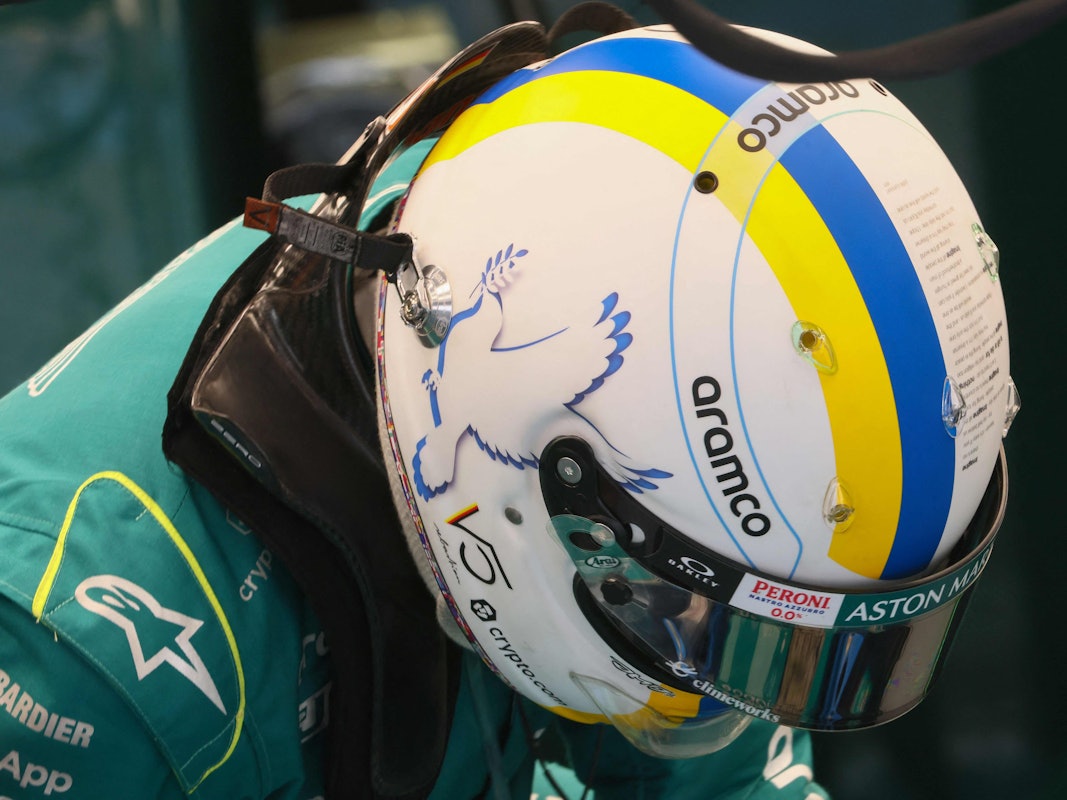 Sebastian Vettel trägt seinen Friedens-Helm in Bahrain.