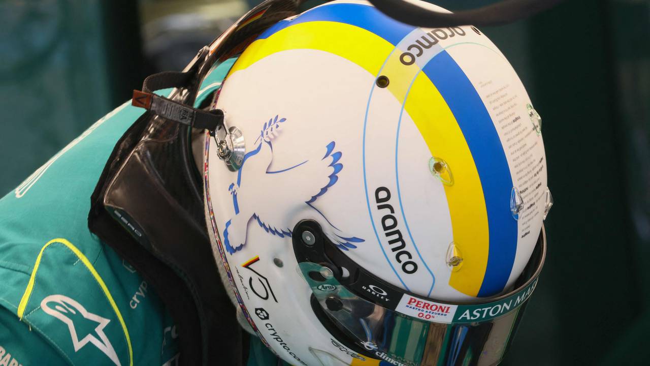 Sebastian Vettel trägt seinen Friedens-Helm in Bahrain.