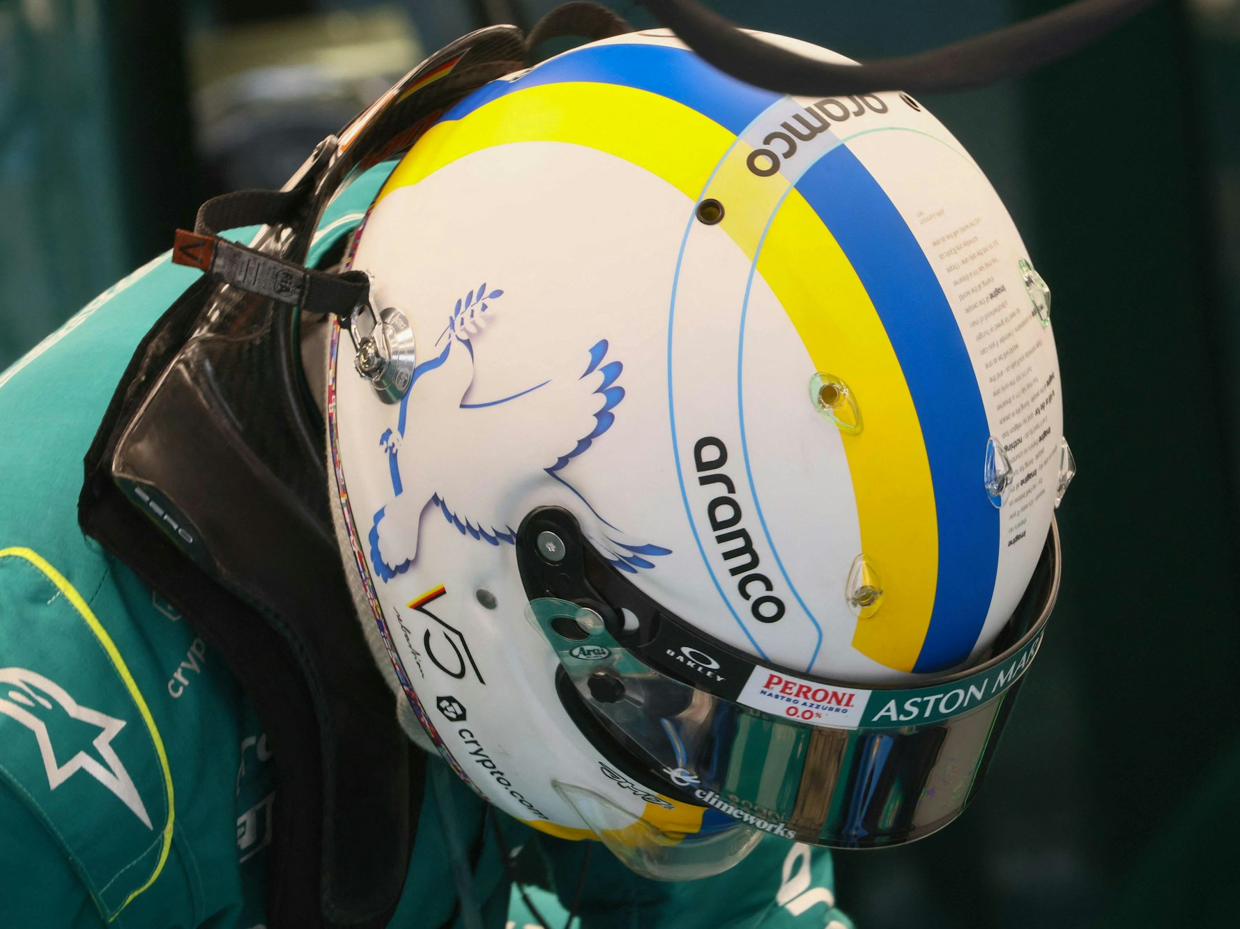 Sebastian Vettel trägt seinen Friedens-Helm in Bahrain.