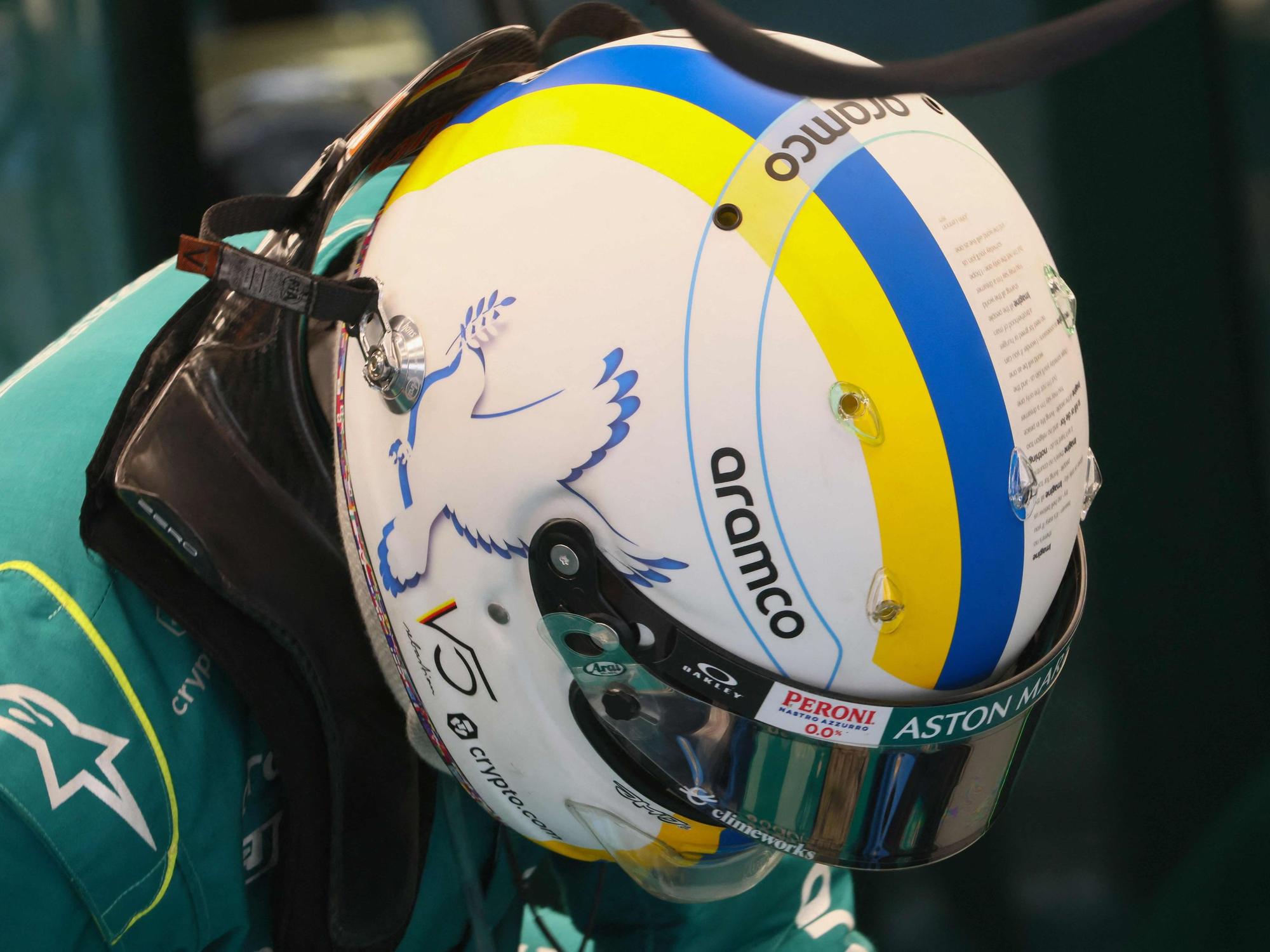 Sebastian Vettel trägt seinen Friedens-Helm in Bahrain.