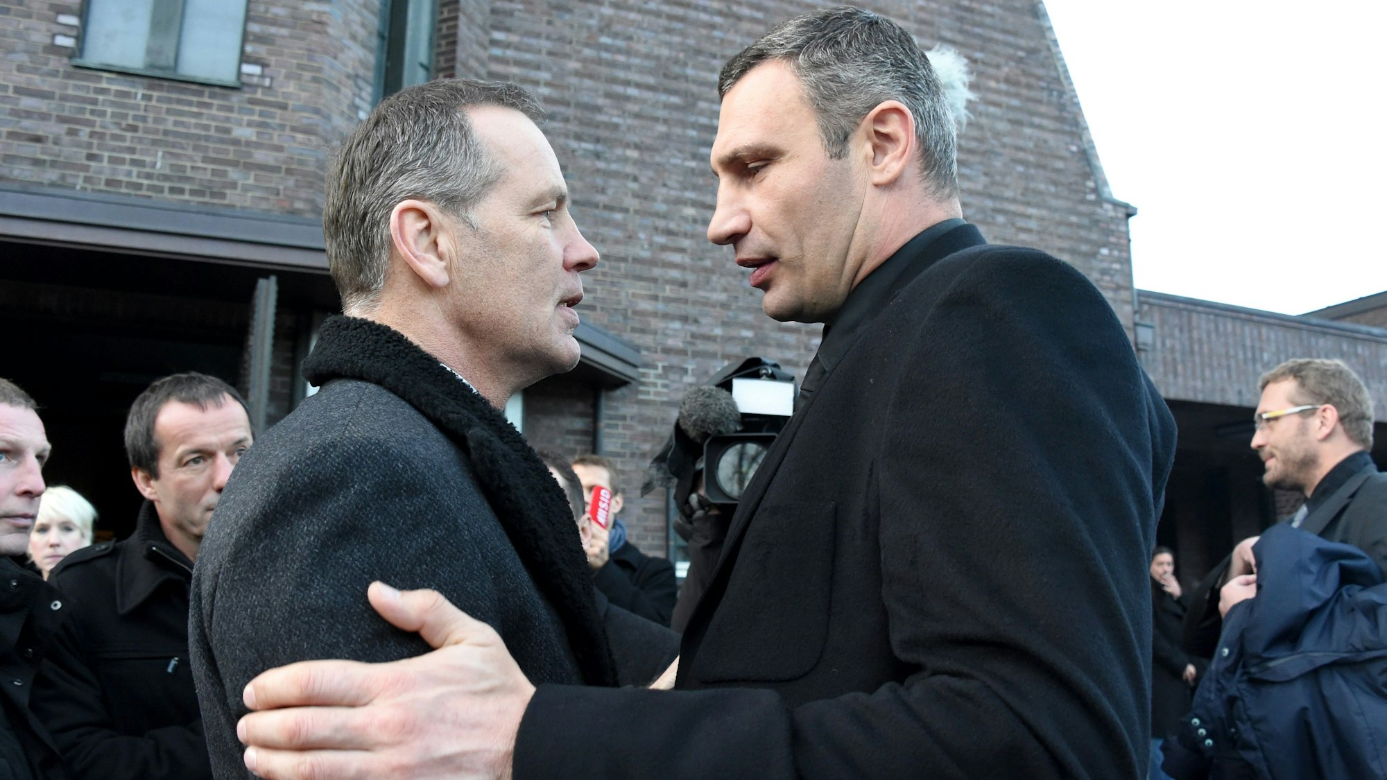 Die ehemaligen Box-Weltmeister Vitali Klitschko (r) und Henry Maske unterhalten sich