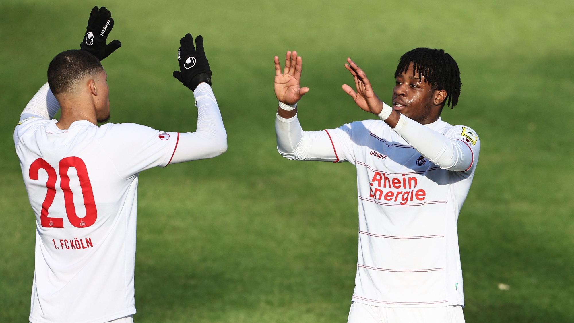 Bright Arrey-Mbi (r.), klatscht im Spiel der U21 des 1. FC Köln mit Ricardo Henning ab