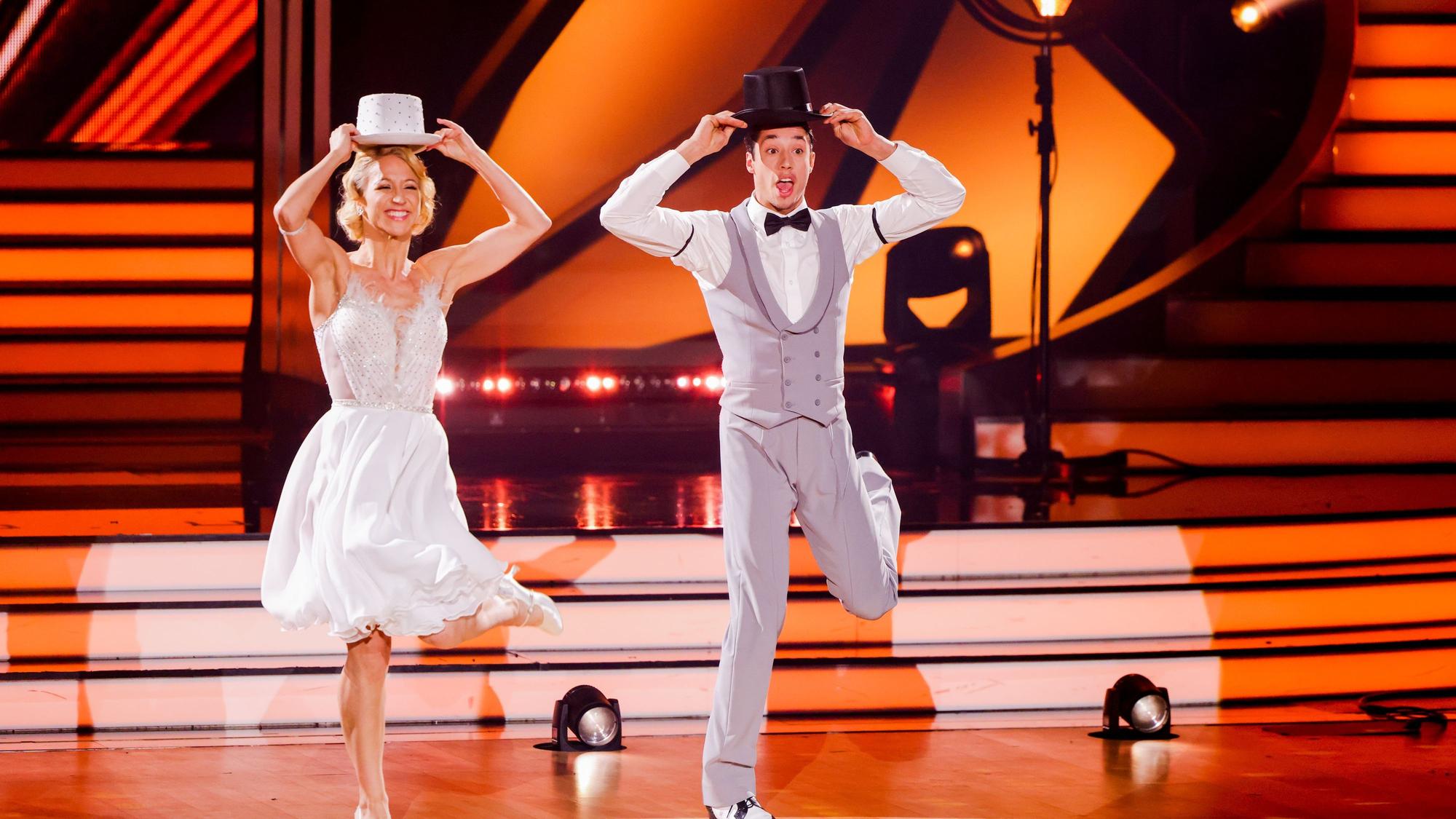Rene Casselly, Zirkusartist, Kathrin Menzinger, Profitänzerin, tanzen in der RTL-Tanzshow "Let's Dance" im Coloneum. +++ dpa-Bildfunk +++