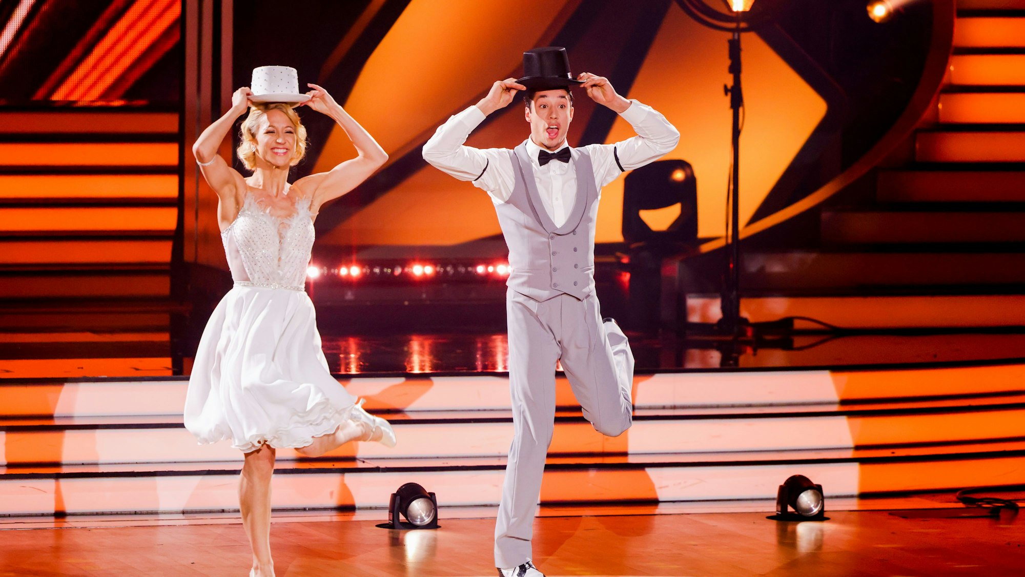 Rene Casselly, Zirkusartist, Kathrin Menzinger, Profitänzerin, tanzen in der RTL-Tanzshow "Let's Dance" im Coloneum. +++ dpa-Bildfunk +++