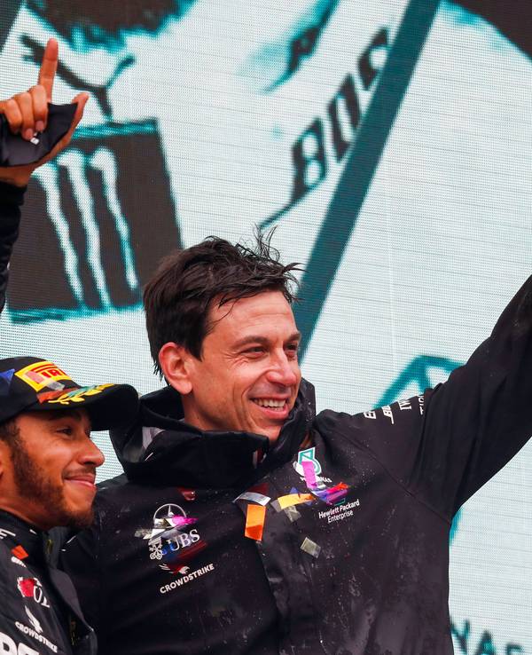 Lewis Hamilton und Toto Wolff feiern den WM-Titel 2020.