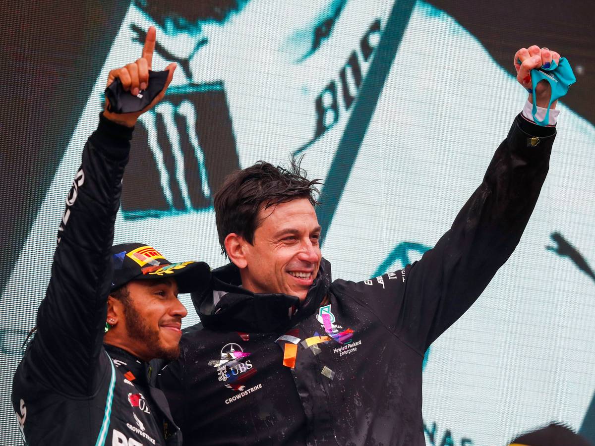 Lewis Hamilton und Toto Wolff feiern den WM-Titel 2020.