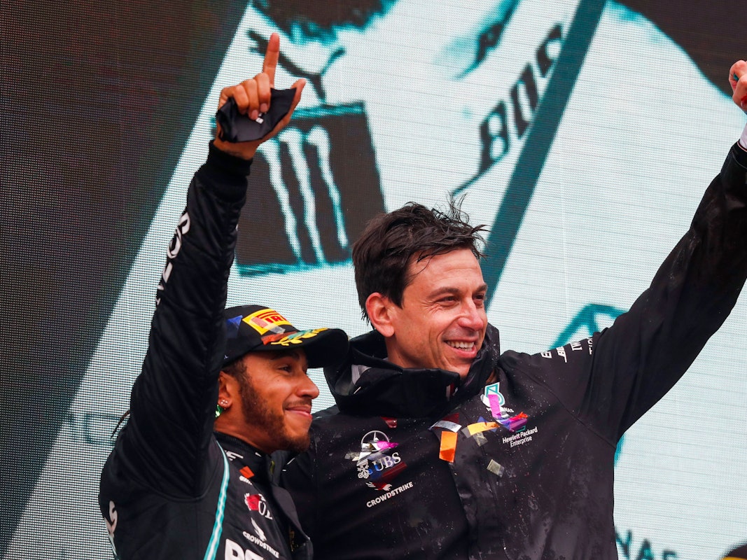 Lewis Hamilton und Toto Wolff feiern den WM-Titel 2020.