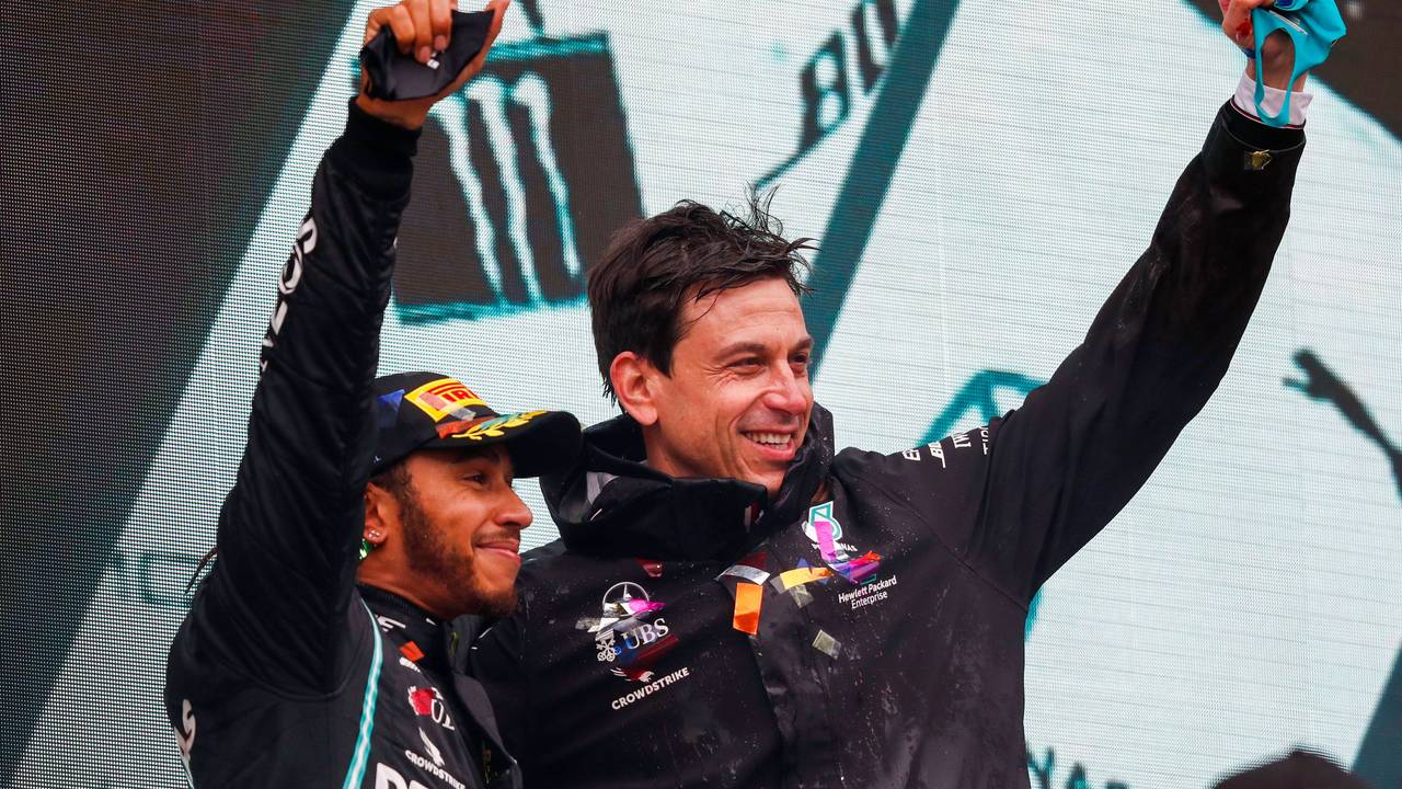 Lewis Hamilton und Toto Wolff feiern den WM-Titel 2020.
