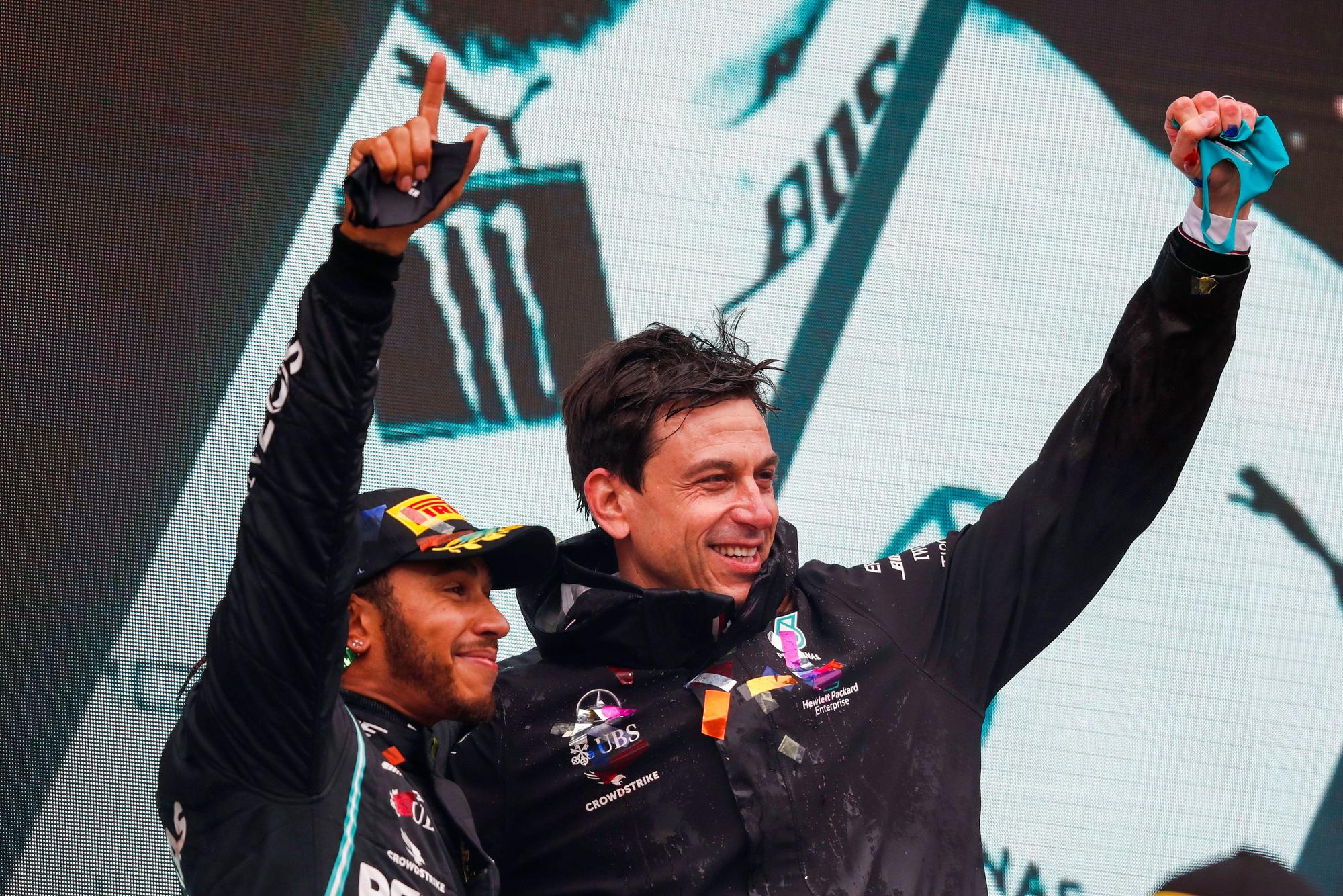 Lewis Hamilton und Toto Wolff feiern den WM-Titel 2020.