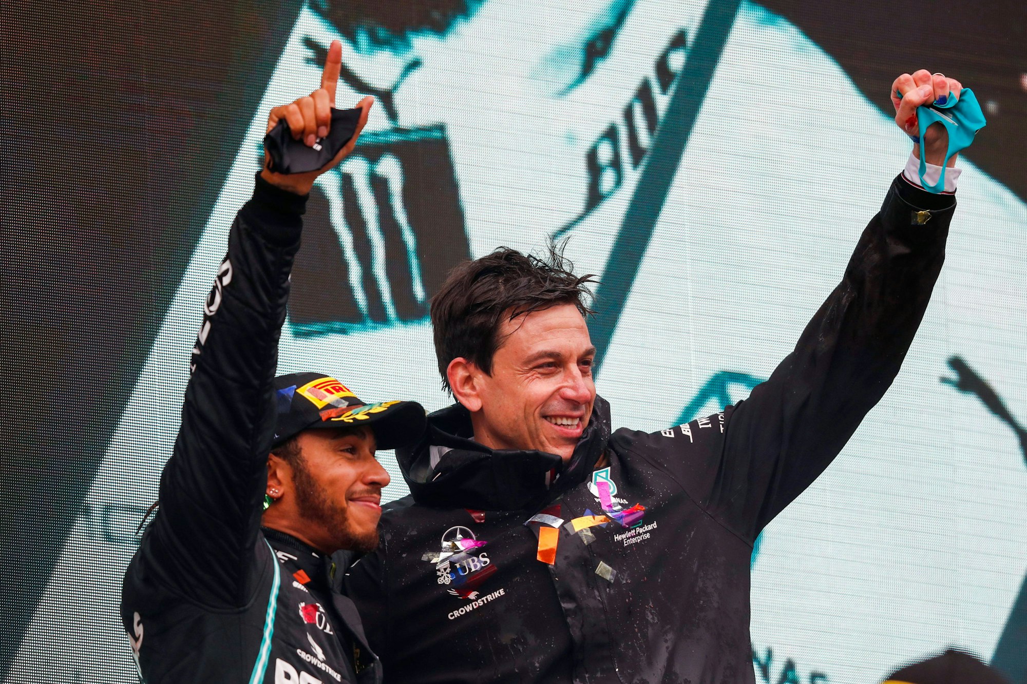 Lewis Hamilton und Toto Wolff feiern den WM-Titel 2020.