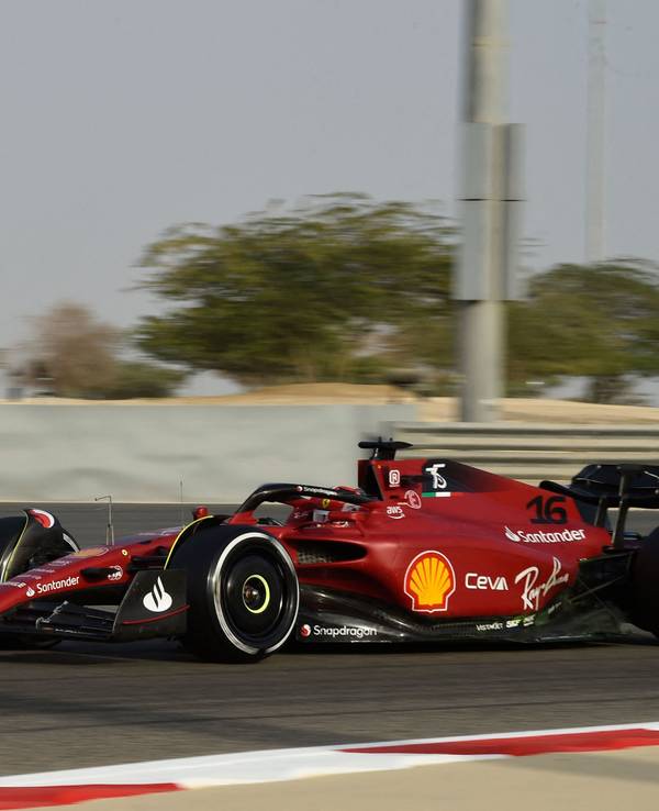 Charles Leclerc fährt im Ferrari bei den Testfahrten der Formel 1 in Bahrain über die Rennstrecke.