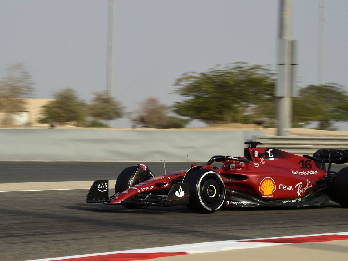 Charles Leclerc fährt im Ferrari bei den Testfahrten der Formel 1 in Bahrain über die Rennstrecke.