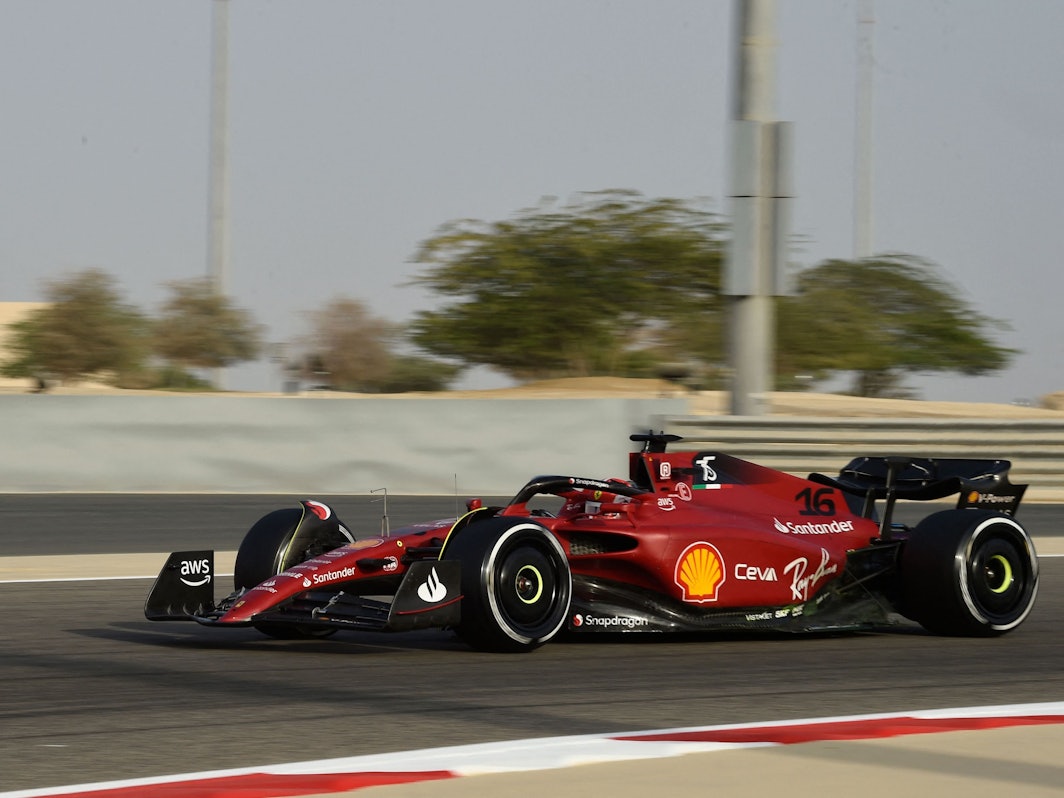 Charles Leclerc fährt im Ferrari bei den Testfahrten der Formel 1 in Bahrain über die Rennstrecke.