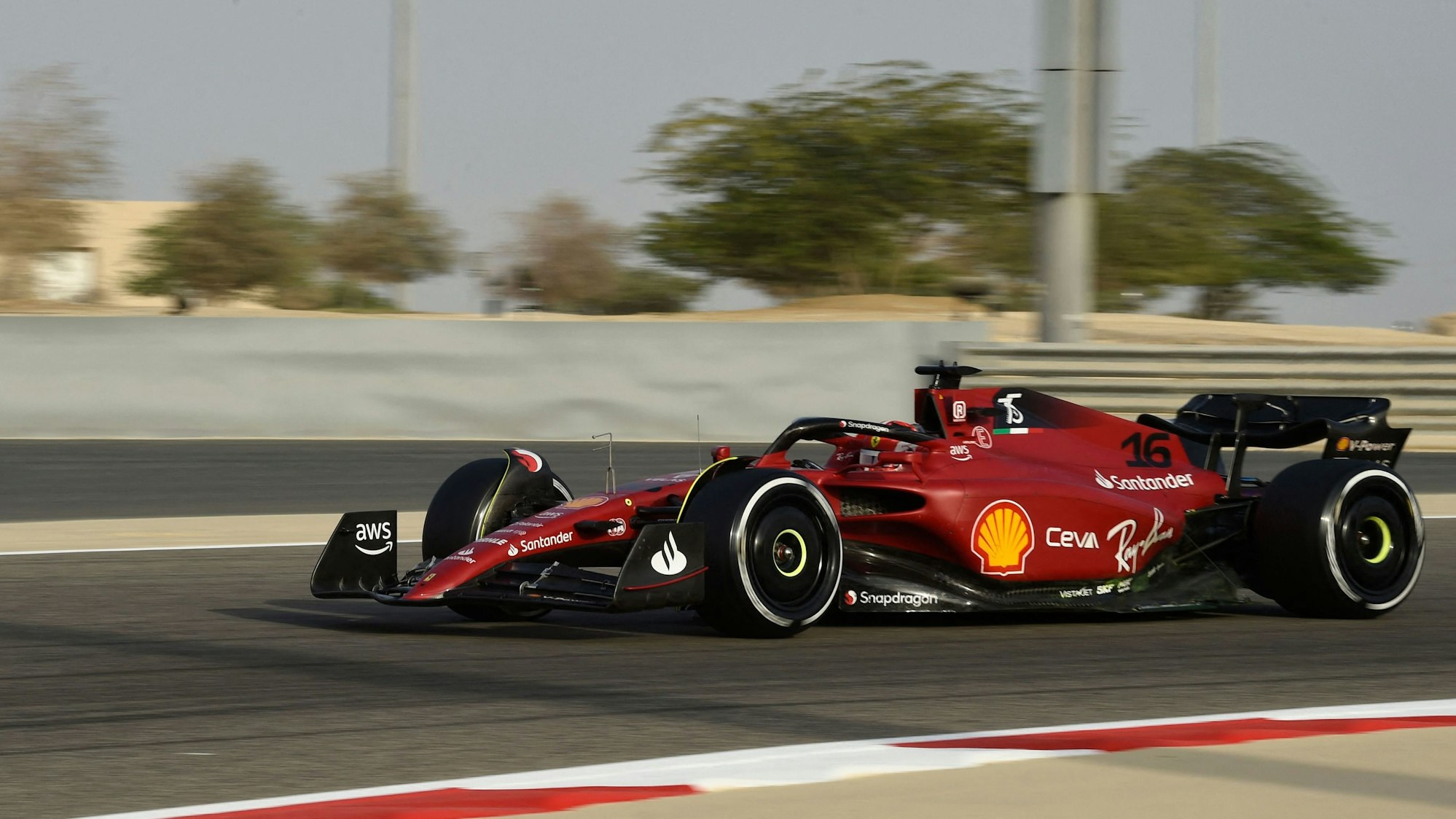 Charles Leclerc fährt im Ferrari bei den Testfahrten der Formel 1 in Bahrain über die Rennstrecke.