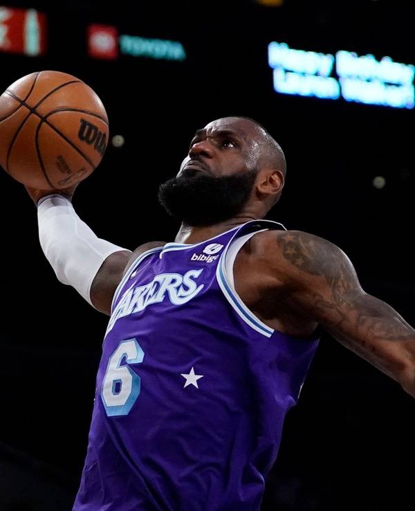 Los Angeles Lakers LeBron James setzt zum Dunking am Korb an.