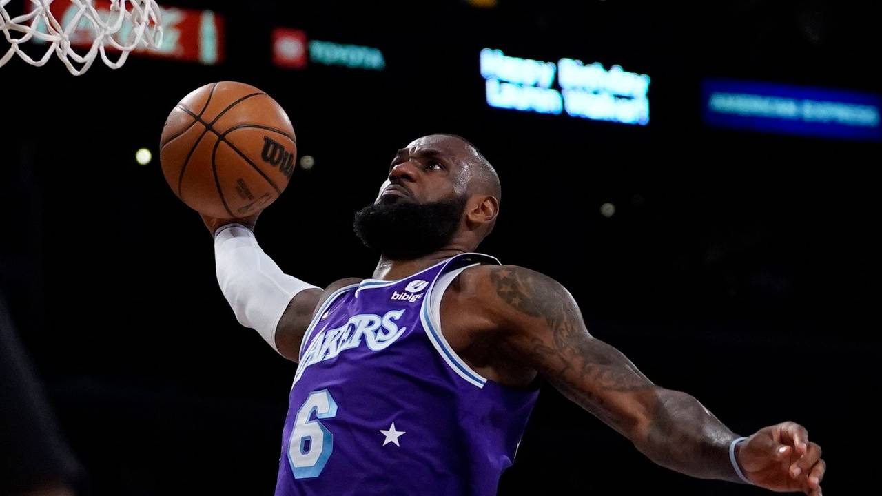 Los Angeles Lakers LeBron James setzt zum Dunking am Korb an.