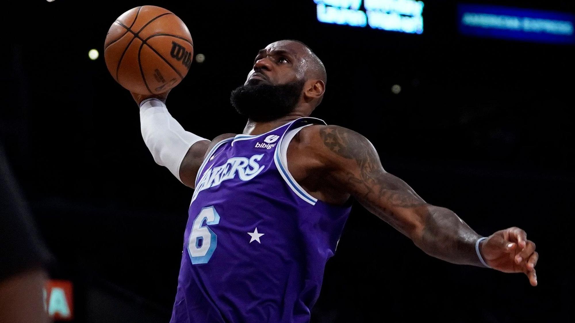 Los Angeles Lakers LeBron James setzt zum Dunking am Korb an.