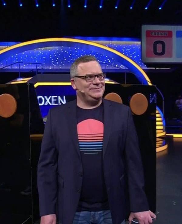 Schlag den Star (12. März 2022)
Elton moderiert das Duell zwischen Fabian Hambüchen und Julius Brink
Foto: Screenshot/ProSieben
Foto zur Berichterstattung von Twitter heruntergeladen
https://twitter.com/MartinRiedl92/status/1502729031464198153