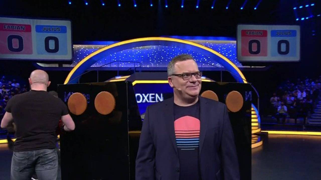 Schlag den Star (12. März 2022)
Elton moderiert das Duell zwischen Fabian Hambüchen und Julius Brink
Foto: Screenshot/ProSieben
Foto zur Berichterstattung von Twitter heruntergeladen
https://twitter.com/MartinRiedl92/status/1502729031464198153