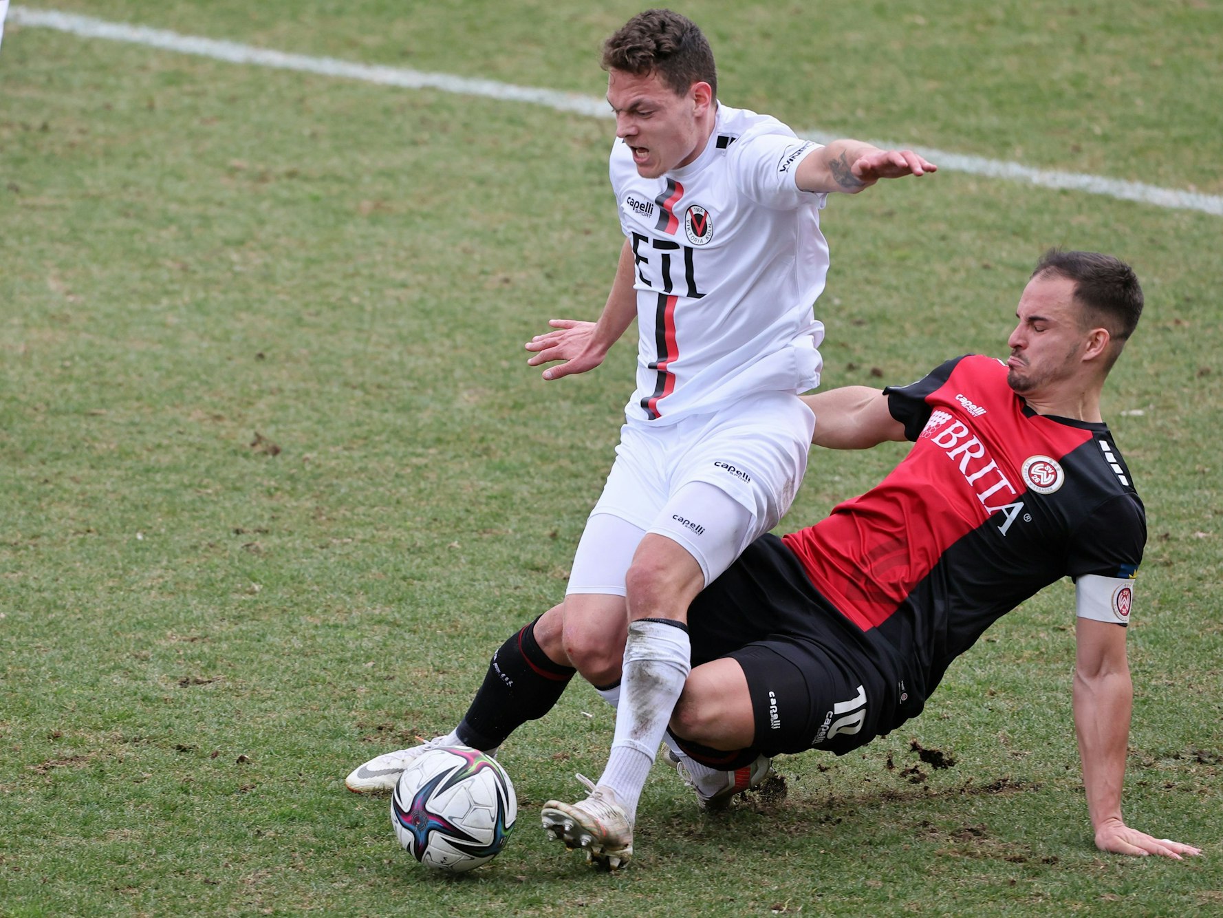 Patrick Sontheimer (Viktoria), wird von Sebastian Mrowca gefoult, Mrowca erhält dafür die Rote Karte.