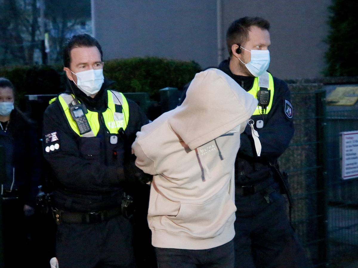 Polizisten nehmen einen Mann (24) mit Clanbezug fest. Er soll mit fünf Komplizen Wucher-Honorare für Dienstleistungen wie Schlüsseldienste oder Rohrreinigungen verlangt haben.