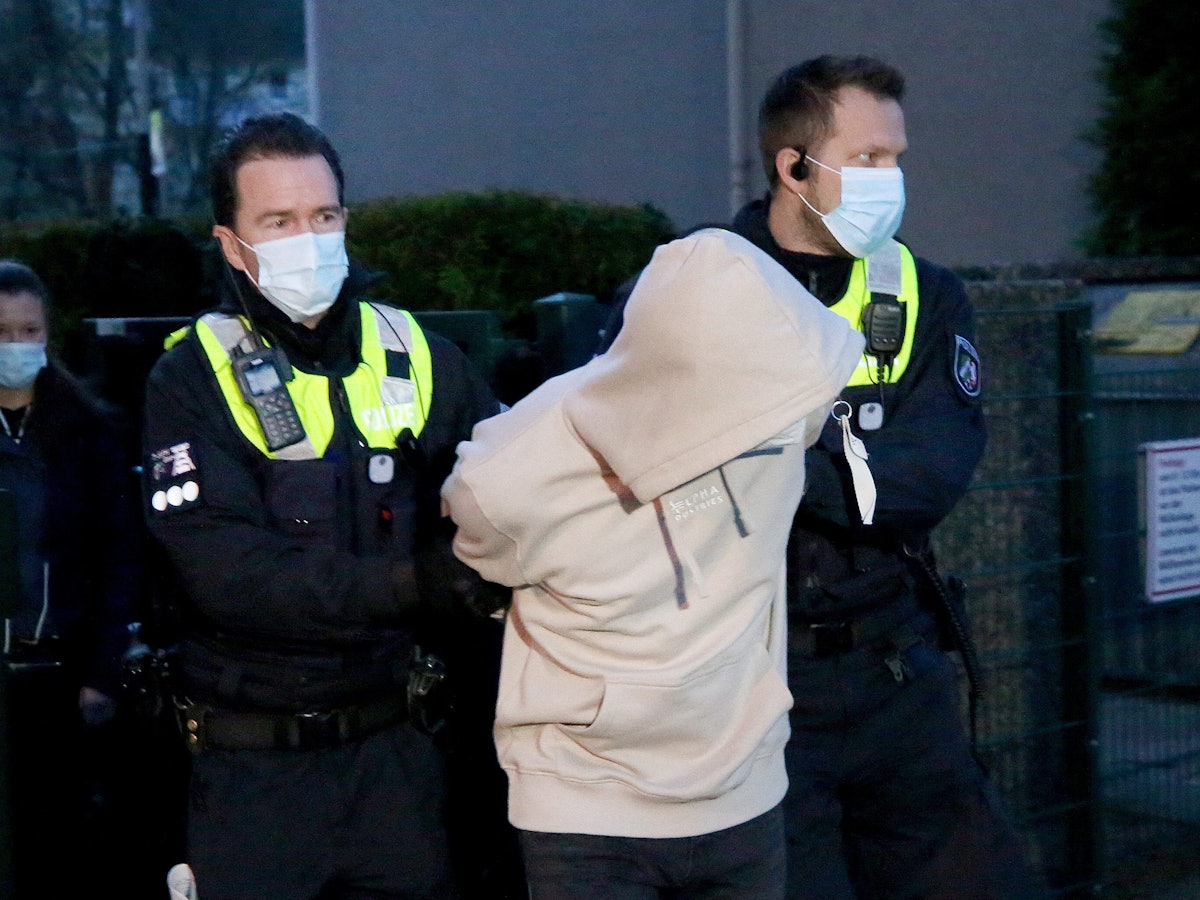 Polizisten nehmen einen Mann (24) mit Clanbezug fest. Er soll mit fünf Komplizen Wucher-Honorare für Dienstleistungen wie Schlüsseldienste oder Rohrreinigungen verlangt haben.