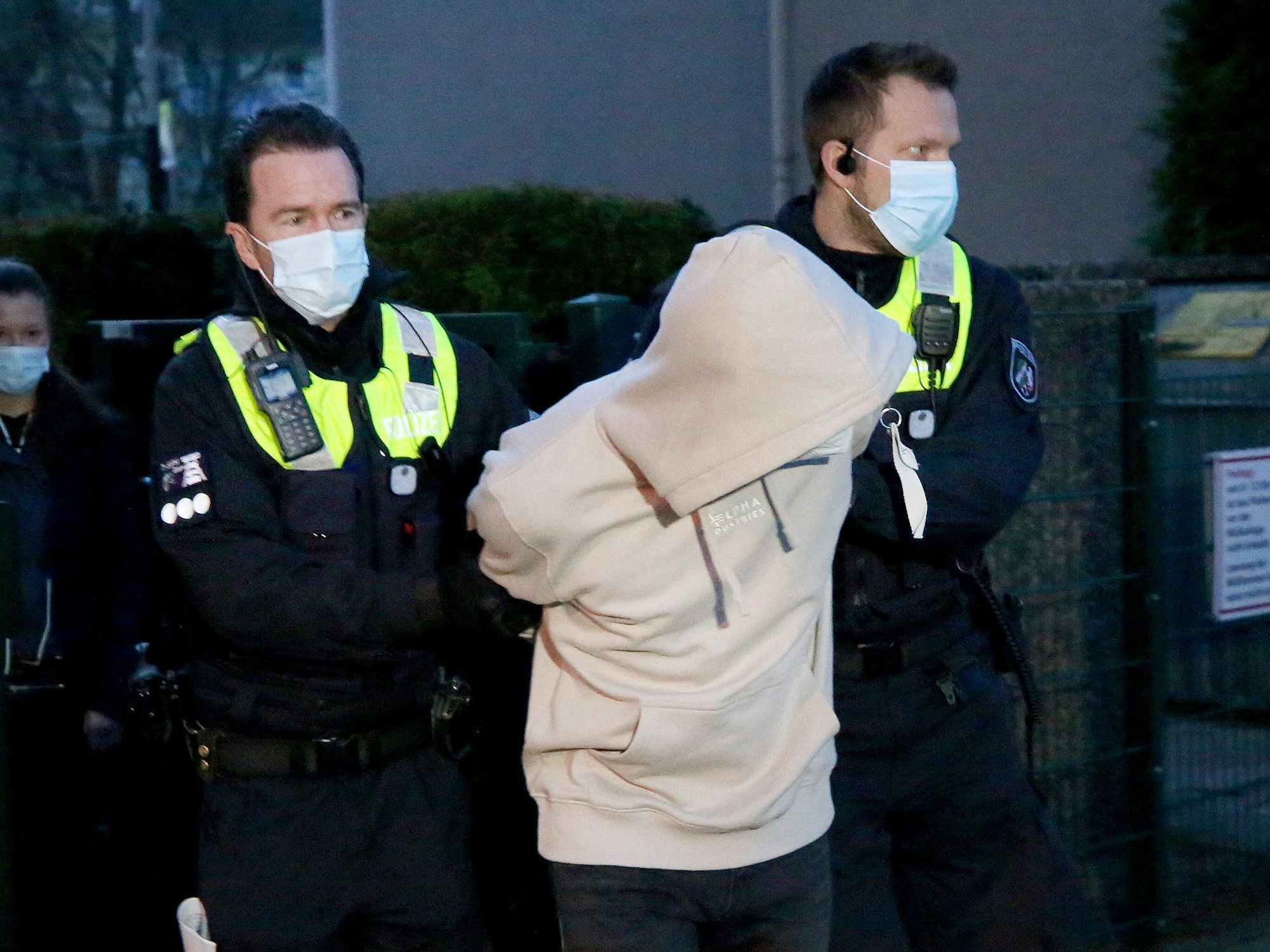 Polizisten nehmen einen Mann (24) mit Clanbezug fest. Er soll mit fünf Komplizen Wucher-Honorare für Dienstleistungen wie Schlüsseldienste oder Rohrreinigungen verlangt haben.