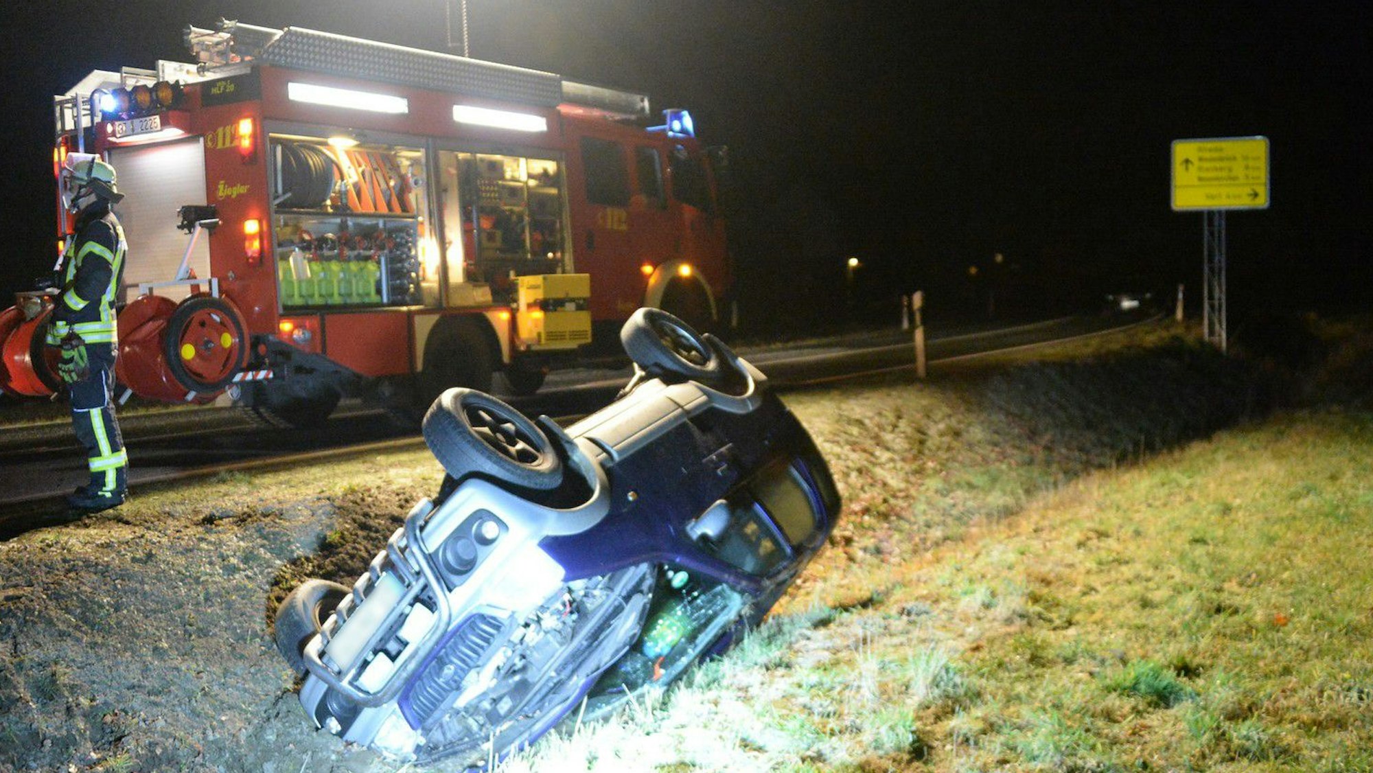 Ein Auto liegt im Straßengraben.