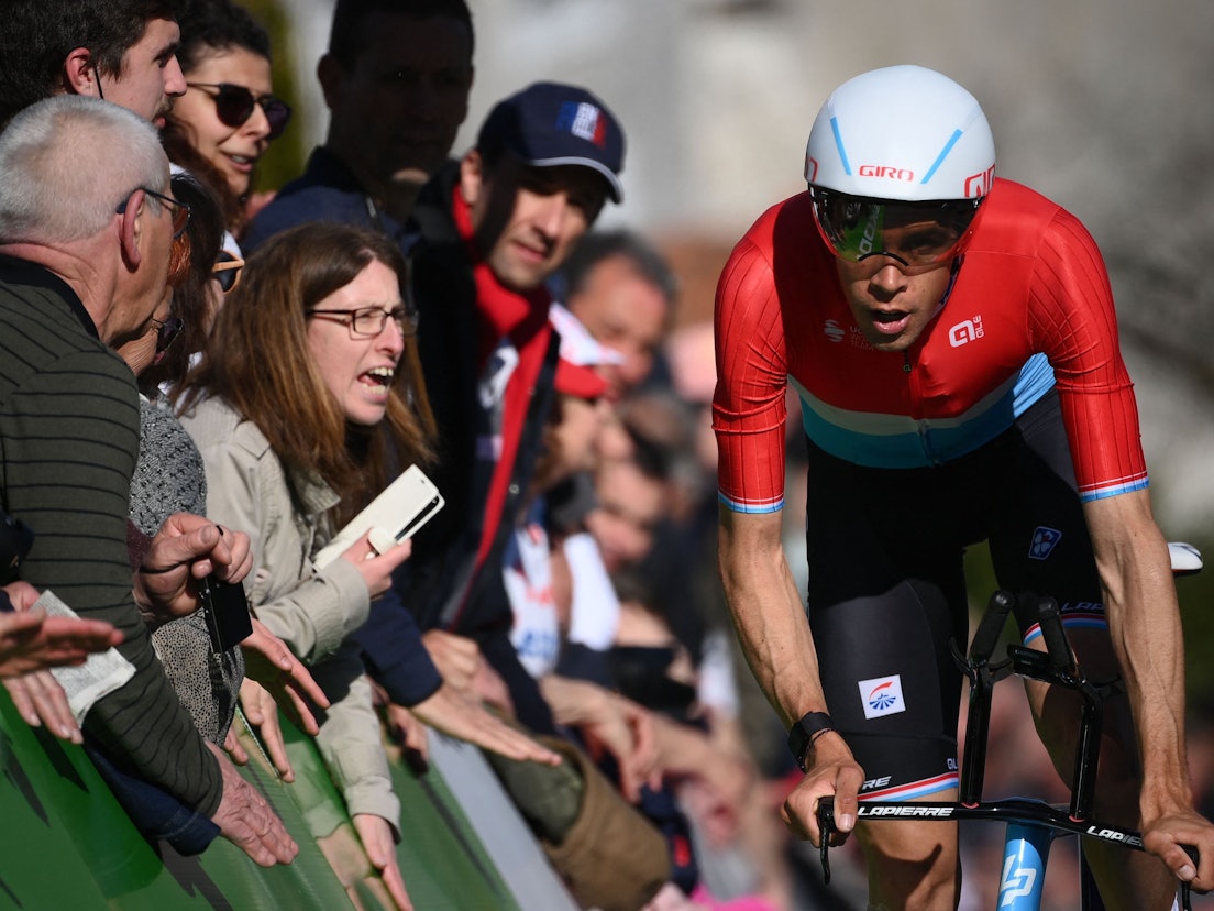 Kevin Geniets sitzt beim Zeitfahren beim Radrennen Paris-Nizza auf seinem Rad.
