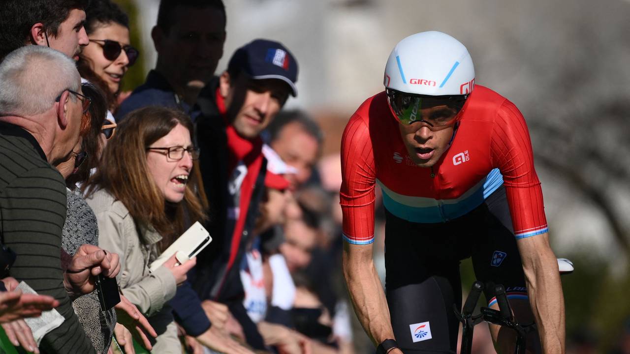 Kevin Geniets sitzt beim Zeitfahren beim Radrennen Paris-Nizza auf seinem Rad.