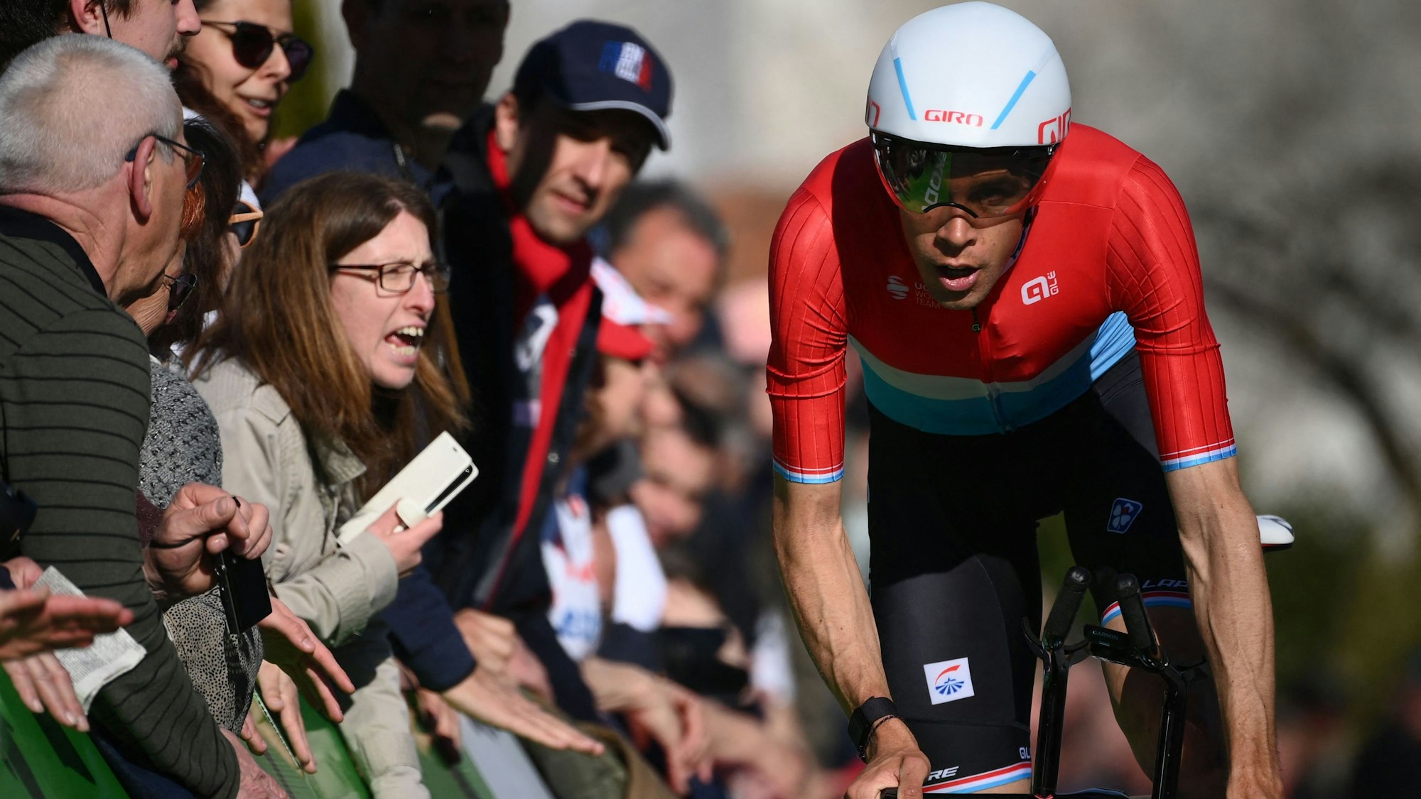 Kevin Geniets sitzt beim Zeitfahren beim Radrennen Paris-Nizza auf seinem Rad.