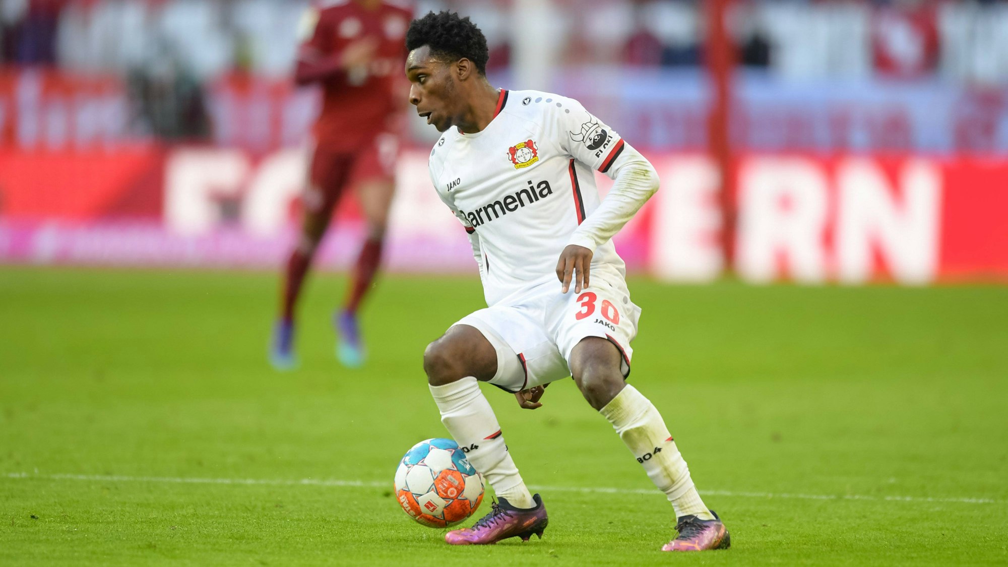 Jeremie Frimpong führt den Ball