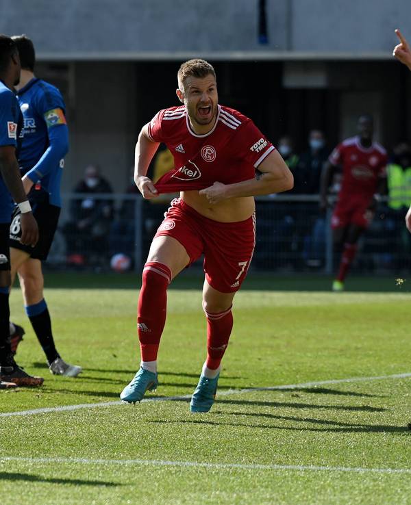 Florian Hartherz jubelt über ein Tor für Fortuna Düsseldorf