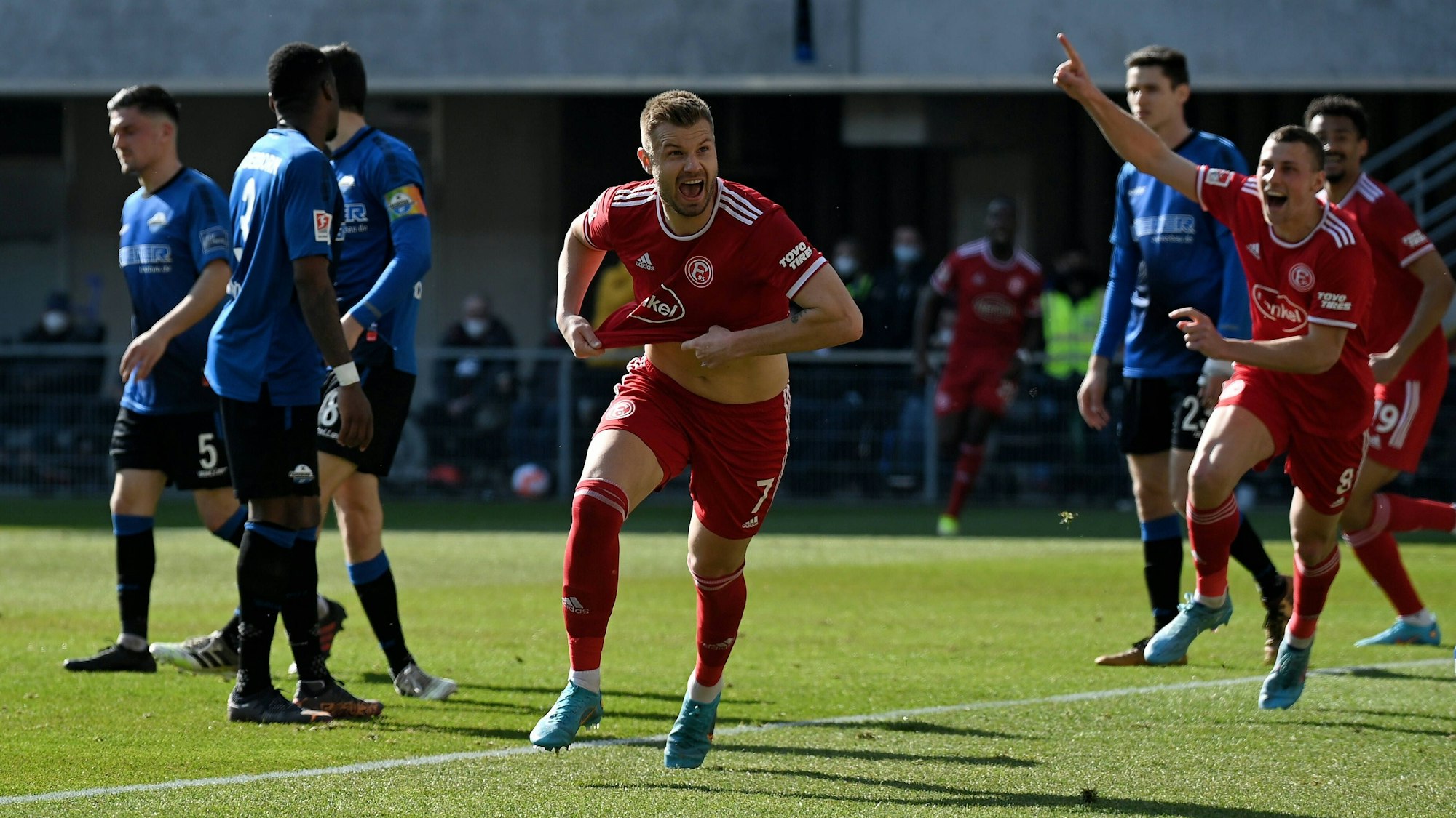 Florian Hartherz jubelt über ein Tor für Fortuna Düsseldorf
