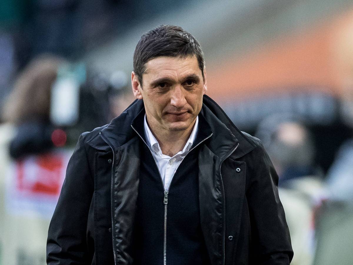 Tayfun Korkut geht vor dem Spiel bei Borussia Mönchengladbach durch das Stadion