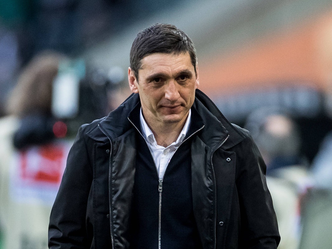 Tayfun Korkut geht vor dem Spiel bei Borussia Mönchengladbach durch das Stadion