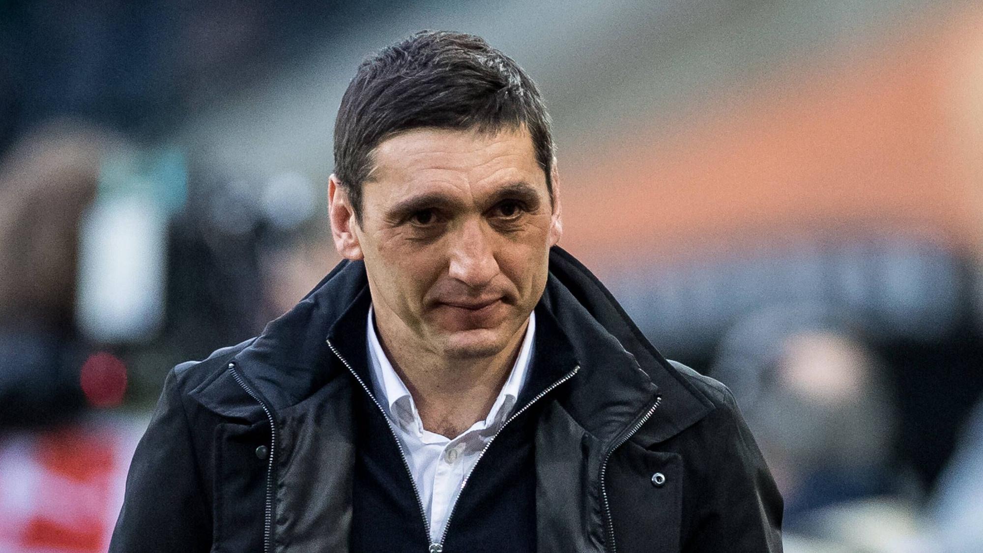 Tayfun Korkut geht vor dem Spiel bei Borussia Mönchengladbach durch das Stadion