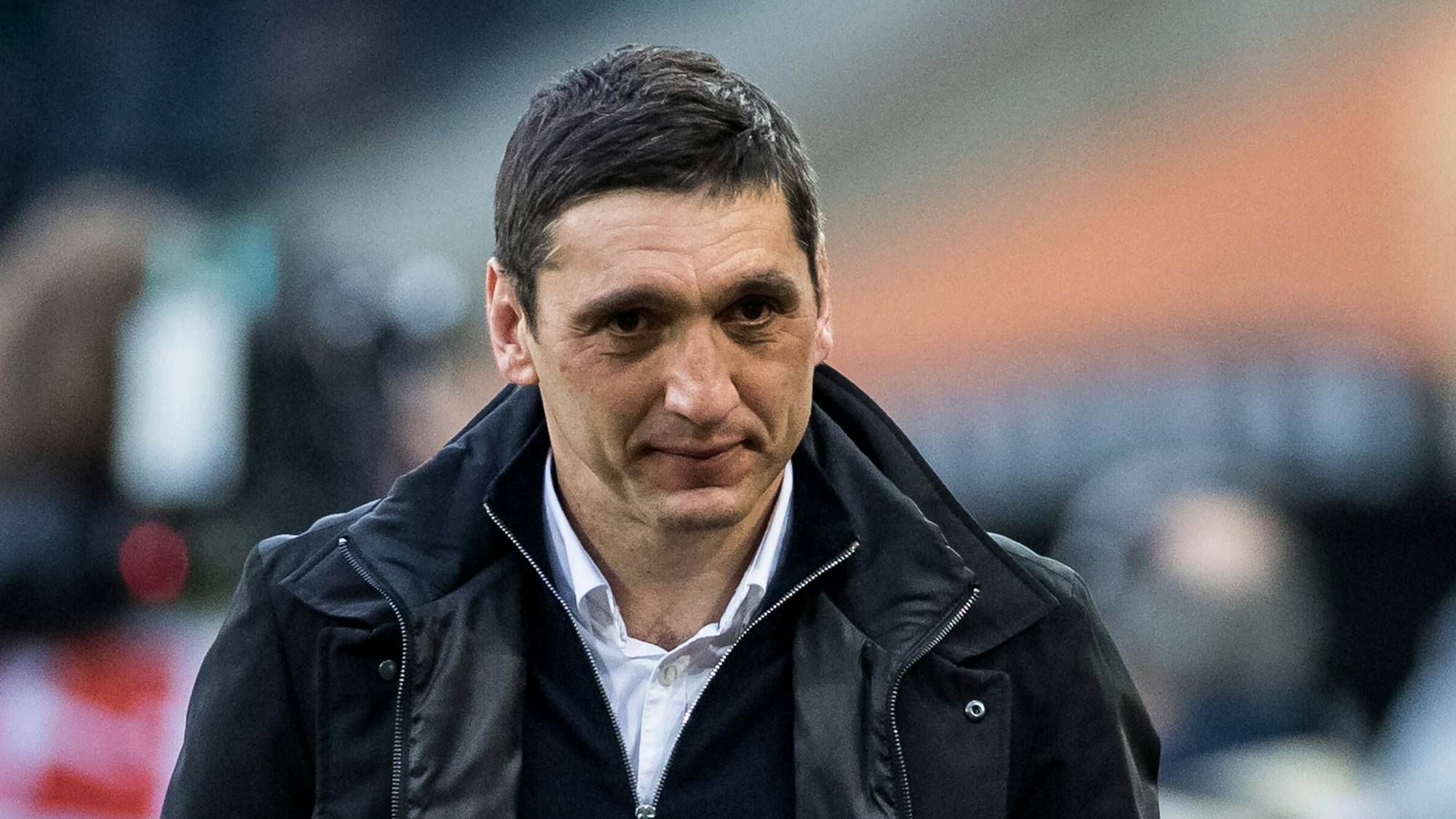 Tayfun Korkut geht vor dem Spiel bei Borussia Mönchengladbach durch das Stadion