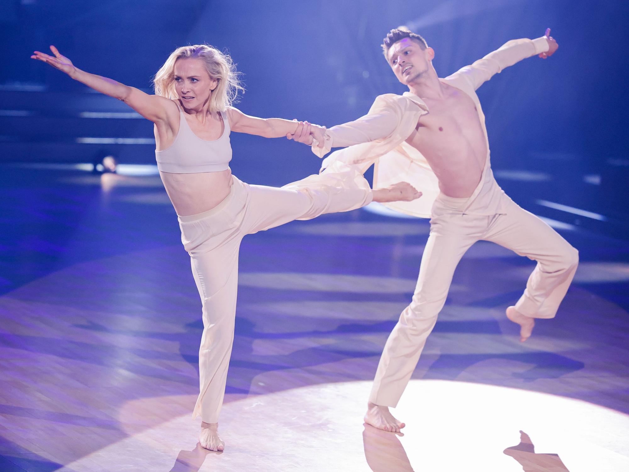 Janin Ullmann, Schauspielerin, und Zsolt Sandor Cseke, Profitänzer, tanzen in der RTL-Tanzshow "Let's Dance" im Coloneum.