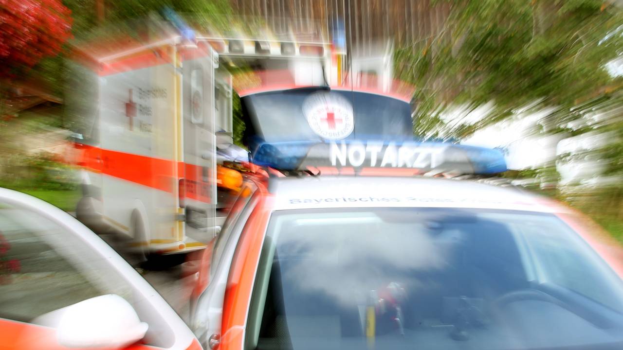 Ein Notarzteinsatzfahrzeug und ein Rettungswagen stehen an einem Einsatzort.