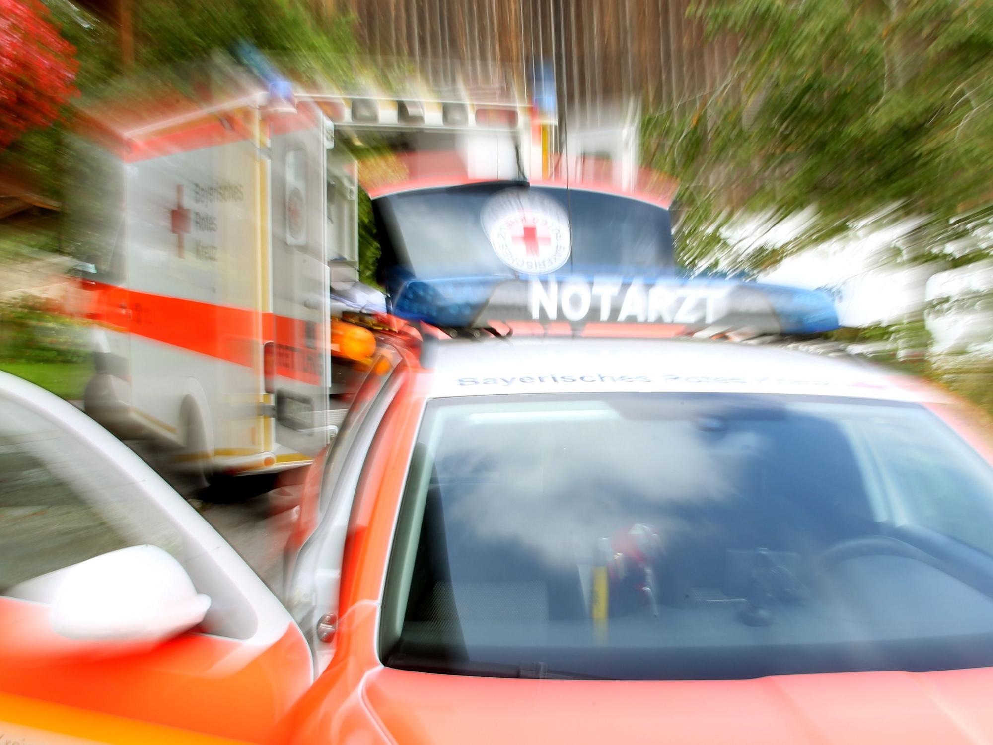 Ein Notarzteinsatzfahrzeug und ein Rettungswagen stehen an einem Einsatzort.