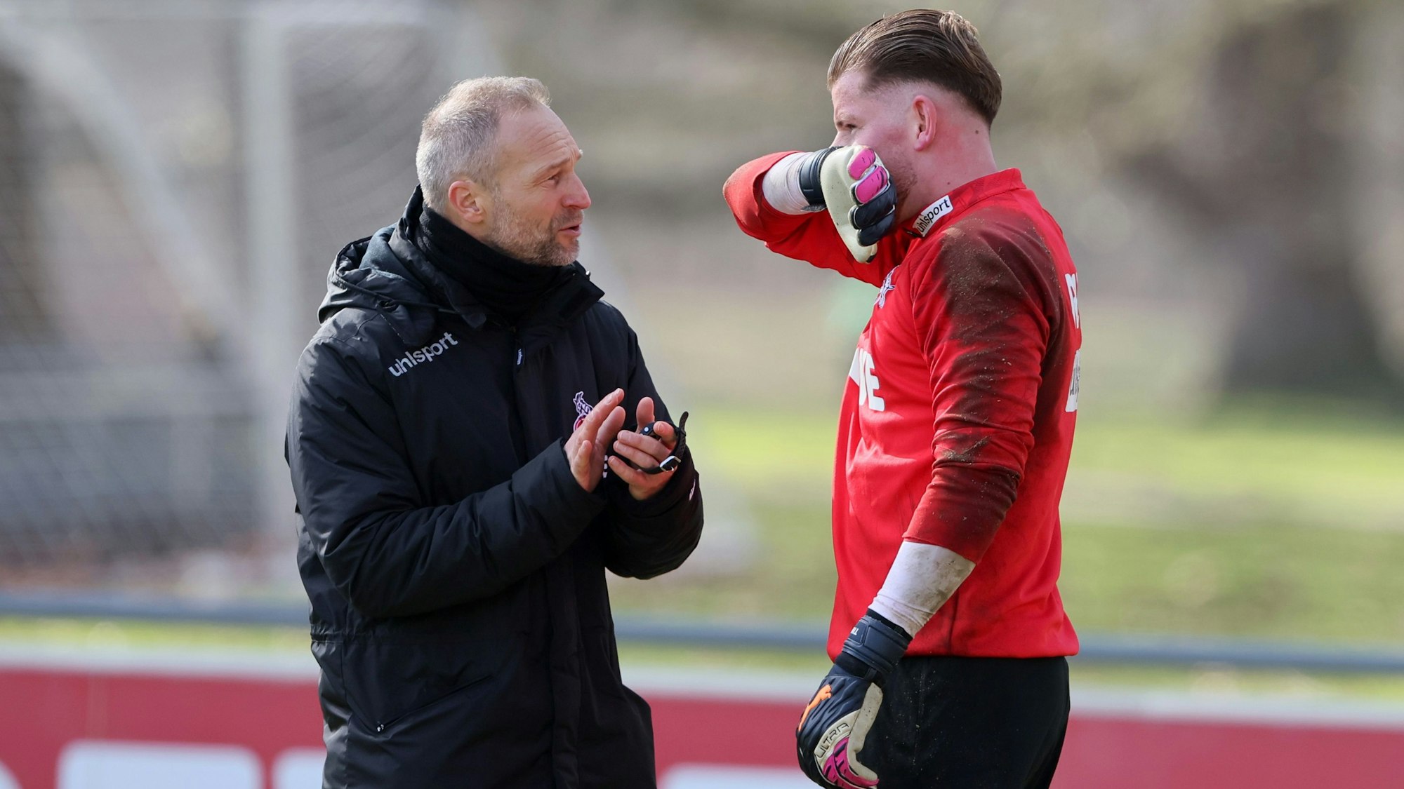 Uwe Gospodarek und Timo Horn unterhalten sich beim Training.