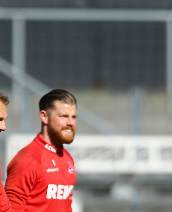 Manuel Schwäbe und Timo Horn gehen beim Training über den Platz.
