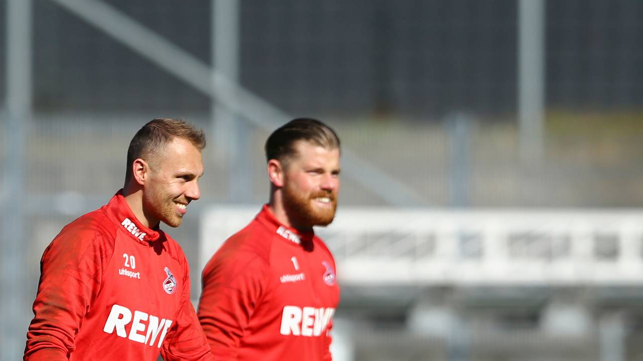 Manuel Schwäbe und Timo Horn gehen beim Training über den Platz.