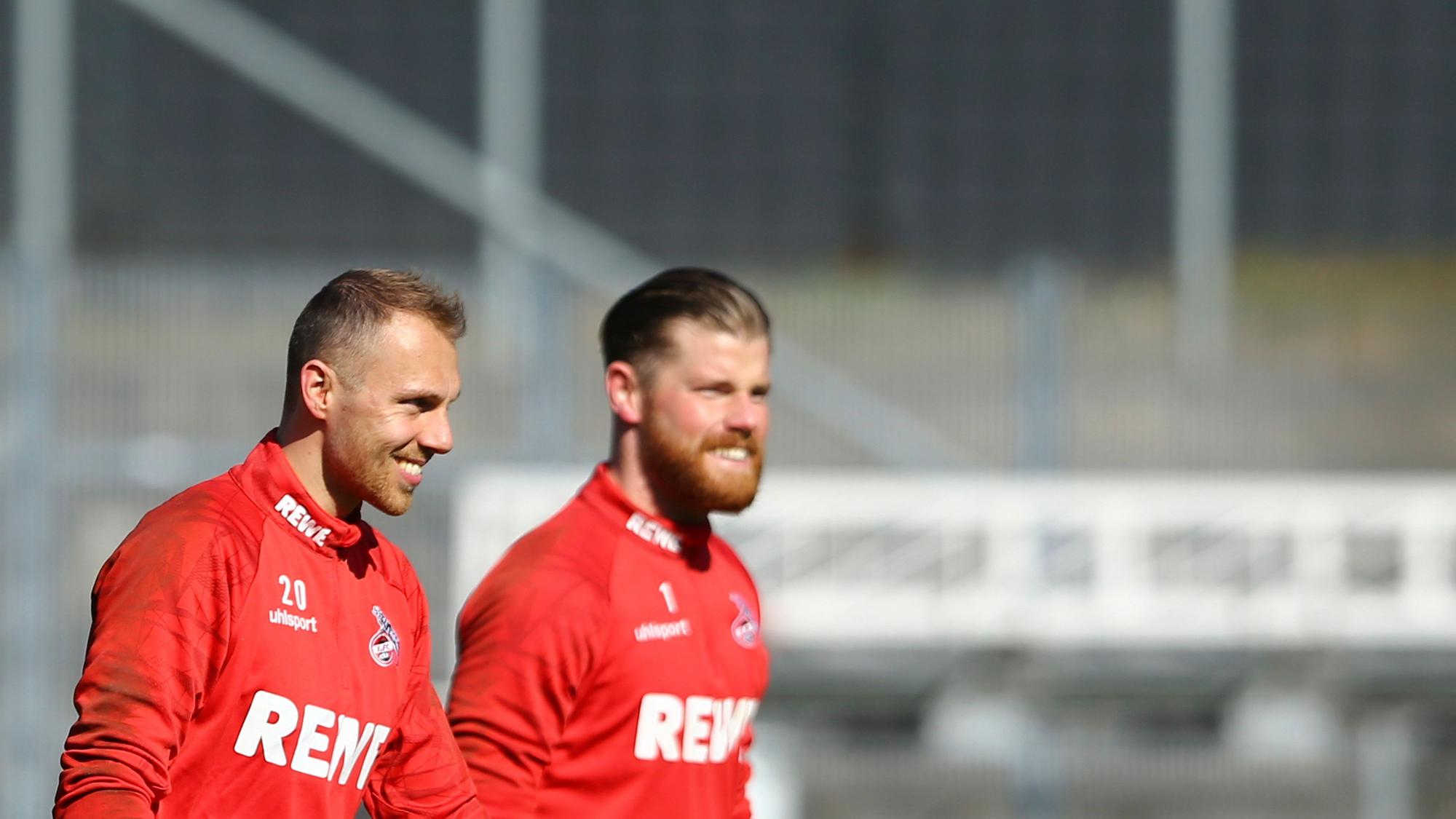 Manuel Schwäbe und Timo Horn gehen beim Training über den Platz.