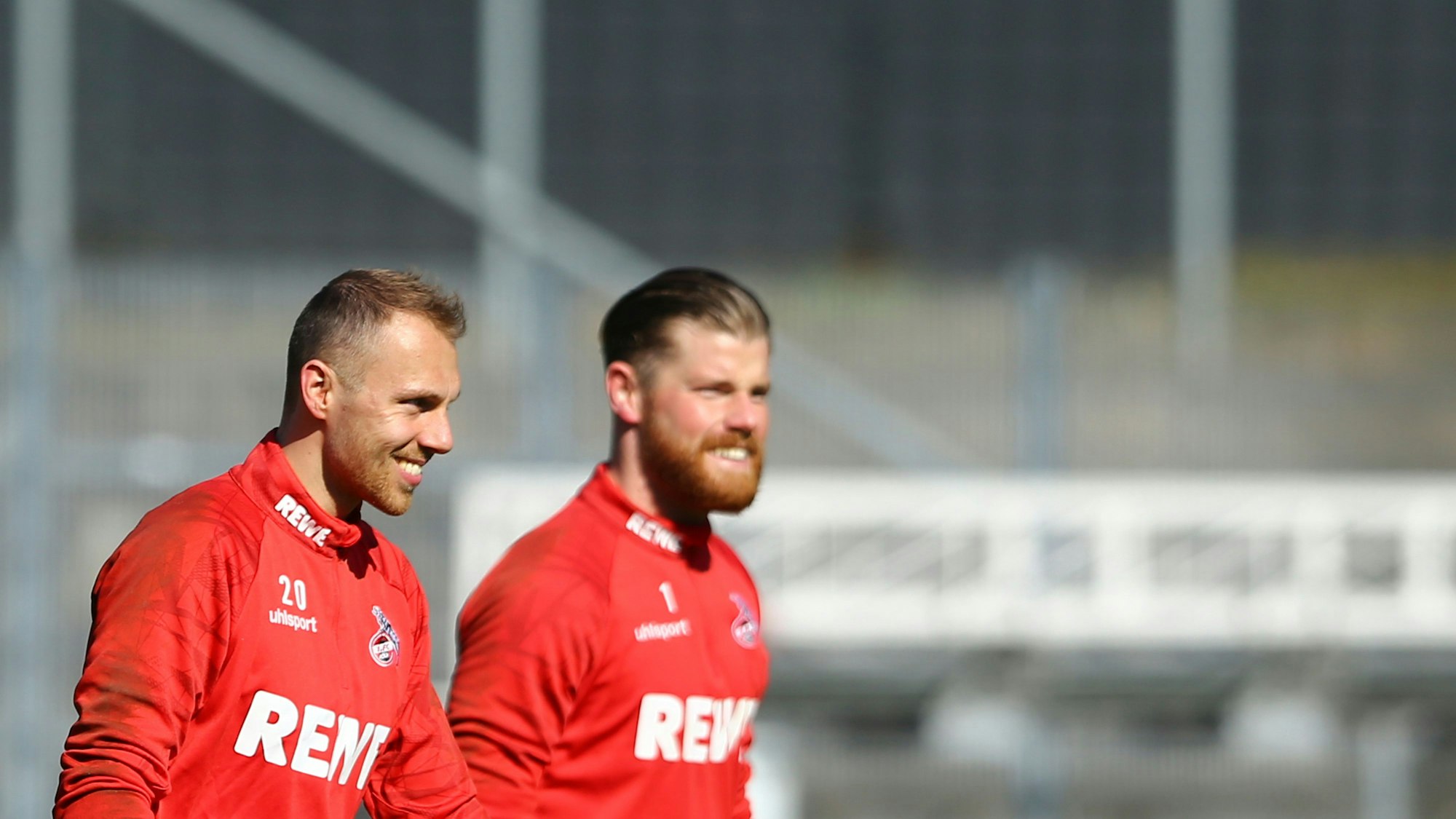 Manuel Schwäbe und Timo Horn gehen beim Training über den Platz.